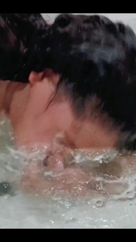 Ana ist unter wasser verrückt, große töne werden gehört