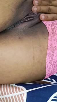 Mój sąsiad dał mi dwa creampies w rzędzie wewnątrz mojej cipki nie pieprzył przez chwilę, więc jego kutas wytrysk tak dużo cum