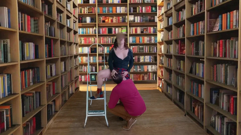 LadyRoma: Îi dau în mod neașteptat profesorului de chimie o muie în bibliotecă