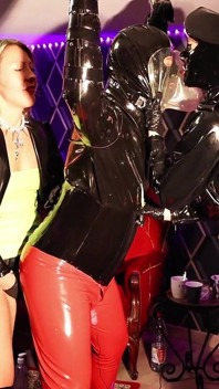 Sklaven-latex-training &pegging Von Zwei Dominatririken - Maîtresse Julia & Miss Lupa Mannara