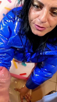 Parlak deri pantolonlu ve parlak ceketli baskın orta yaşlı seksi kadın. Oral seks, deve frikiği, döl oyunu ve şişme yıkım
