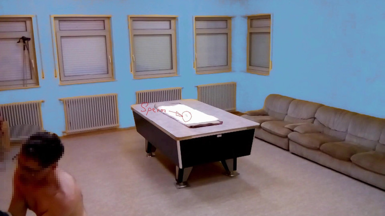 Mark Hannes: Masturbação na Mesa Nua com Corcunda