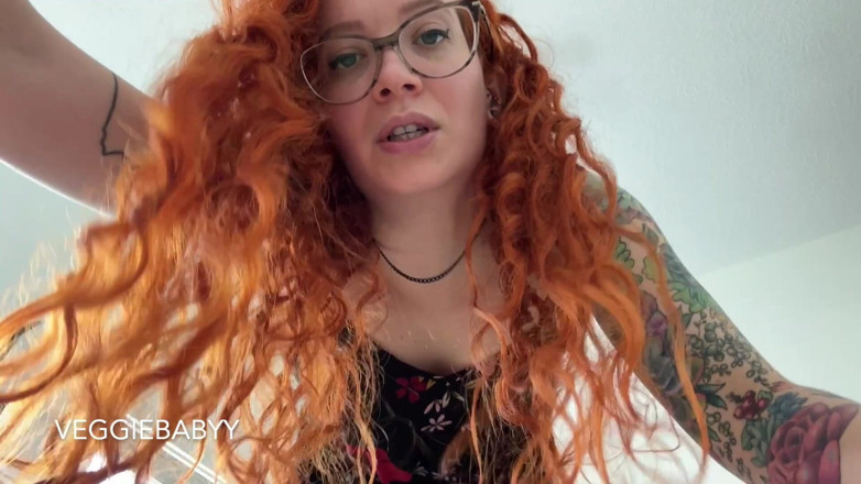 Veggiebabyy: Futa ti riempie la figa con un cazzo e un...