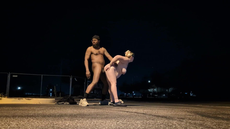 Rendezvousing Assets: Soție grasă și frumoasă face sex în public într-o dimineață rece! Badblondiemonroe