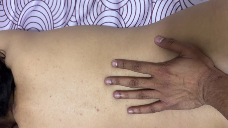 jaanvikapoor2580: Naakt poesje alleen thuis neuken op zijn hondjes