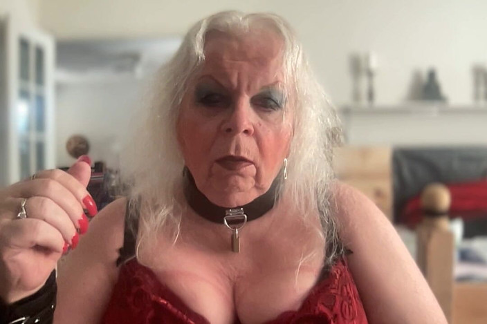 Constance: Collar'da sigara içiyor