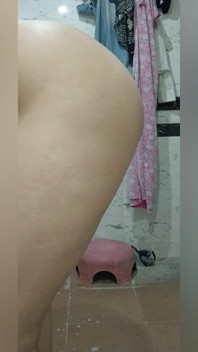 Priya india, lavado de cuerpo caliente en el baño