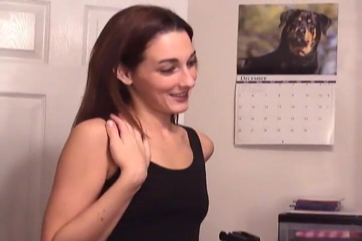 Radical: Piękna młoda dziewczyna dmucha kutasa starca na castingu