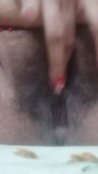 Ein mädchen fickt ihre muschi voller sperma-video