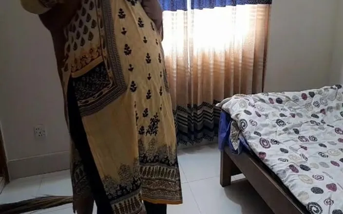 Aria Mia: Punjabi Ayesha Aunty Fucked by Maid!