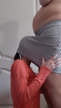 Je lèche la chatte de ma voisine enceinte pendant que son mari va au magasin