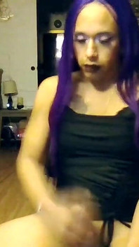 Ragazza trans dai capelli viola e da per capodanno