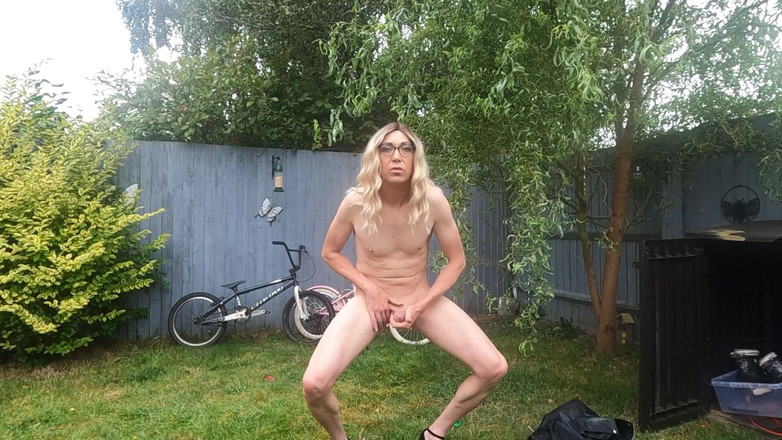 The Midnight Minx: 정원에서 핫한 벌거벗은 물