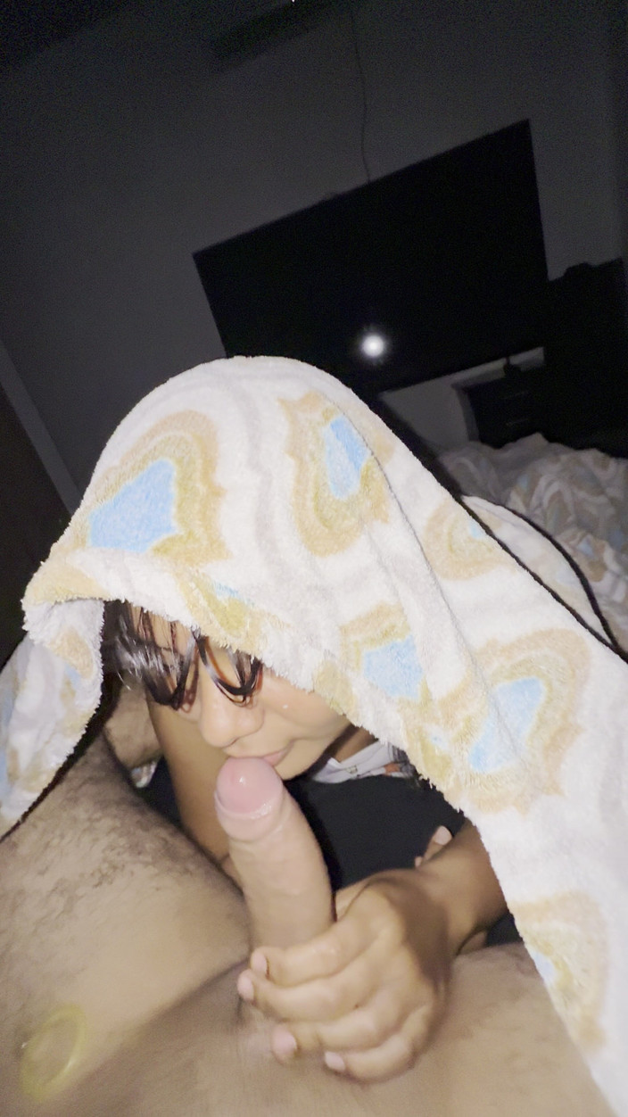 EMY_AND_JONH: वह कंडोम लेना चाहती थी लेकिन उसे उतारना और निगलना पसंद करती थी