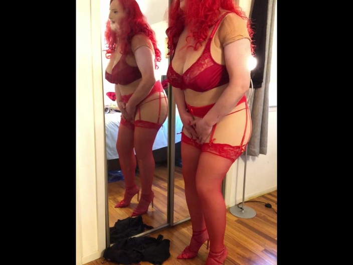 Deanna Doll: Deanna CD doll kırmızı takım elbiseden soyunuyor tam video