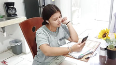 Kym: 我在视频通话中和我的继妹自慰。