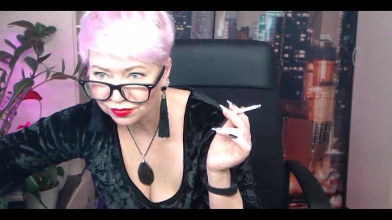 AimeeParadise: 热辣的舞蹈性感妈妈，以及她的独奏手淫，她的双腿张开