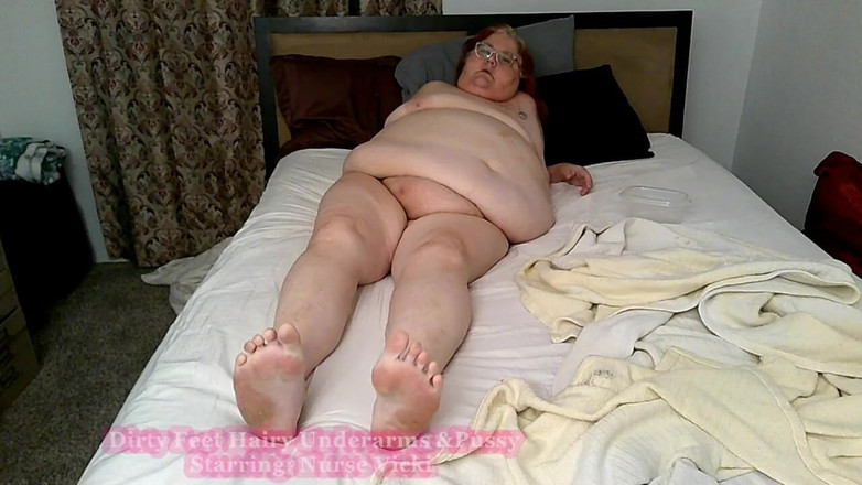 BBW nurse Vicki adventures with friends: Hemşire Vicki Edepsiz Ayaklarını Sana Ve Kıllı Külotunu Gösteriyor Ve