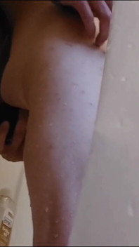 Un mari chevauche un énorme gode sous la douche