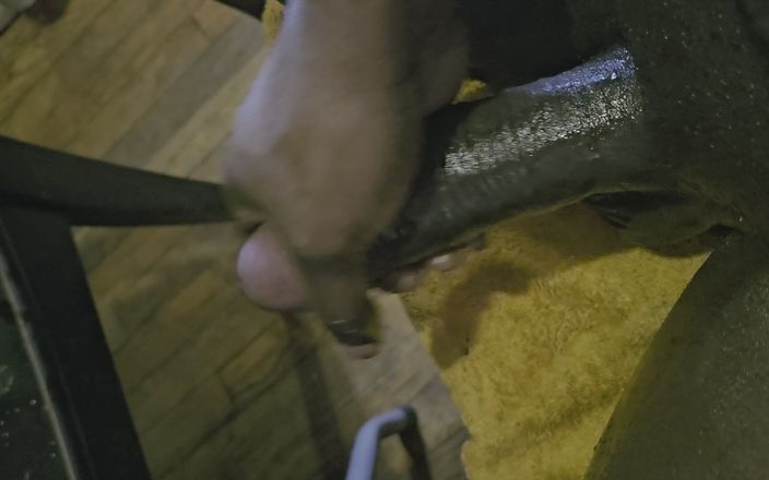 Tony_longStroke: Dikke grote zwarte lul trekt zich af in de keuken,...