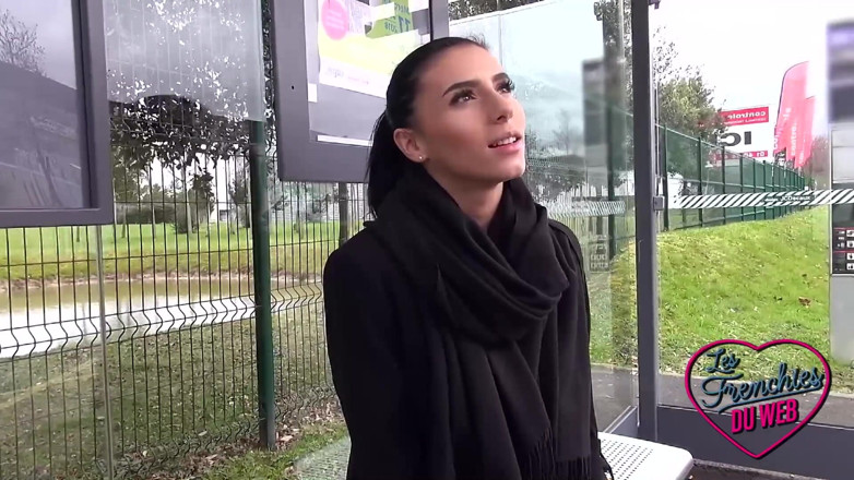 The Frenchies of the web: Nelly, nezbedná brunetka, která se předvádí a je ošukána v...