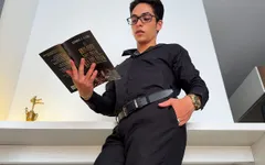 Macho leyendo y masturbándose