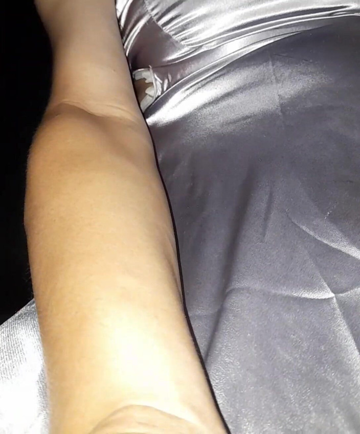 Naomisinka: Arabada gümüş saten uzun elbise giyerek mastürbasyon yapıyor