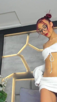 眼鏡をかけて髪をしたコロの少女が踊り、ファンに操られているロヴェンセの玩具P3