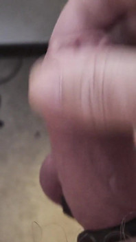 Il Mio Amico È Seduto Sulla Sedia E Gioca Con Il Suo Cazzo Sta Cavalcando Un Dildo