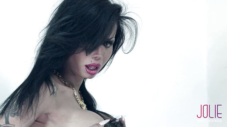 Jolie And Friends: Waria rambut cokelat dengan toket besar lagi asik masturbasi sendirian