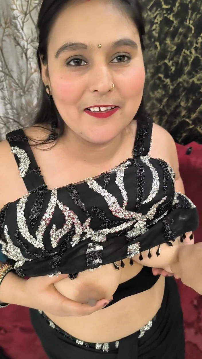 pujaprem: Sexy dáma na podlaze