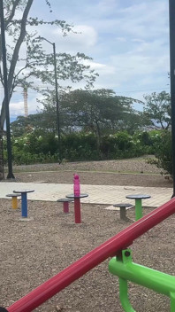 公園で男を見つけ、元カノとして遊んで家に連れて帰って最高のファックをしてもらうように頼みます