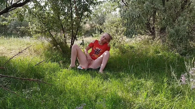 Meri-Mouse: Went for Berries and Decided to Masturbate in the Forest