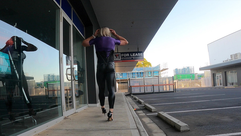 Muscle Sissy Slut Jessica: 肌肉发达的荡妇在公共场合被公开并被干