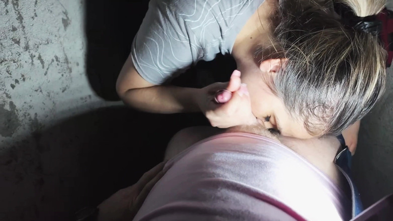 Alex e Bianca: Tetanggaku menyaring bel pintu dan minta bantuanku... Aku membantunya dengan...