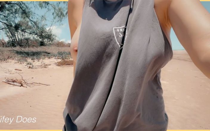 Wifey Does: Ma femme ose se promener sur le côté des seins...