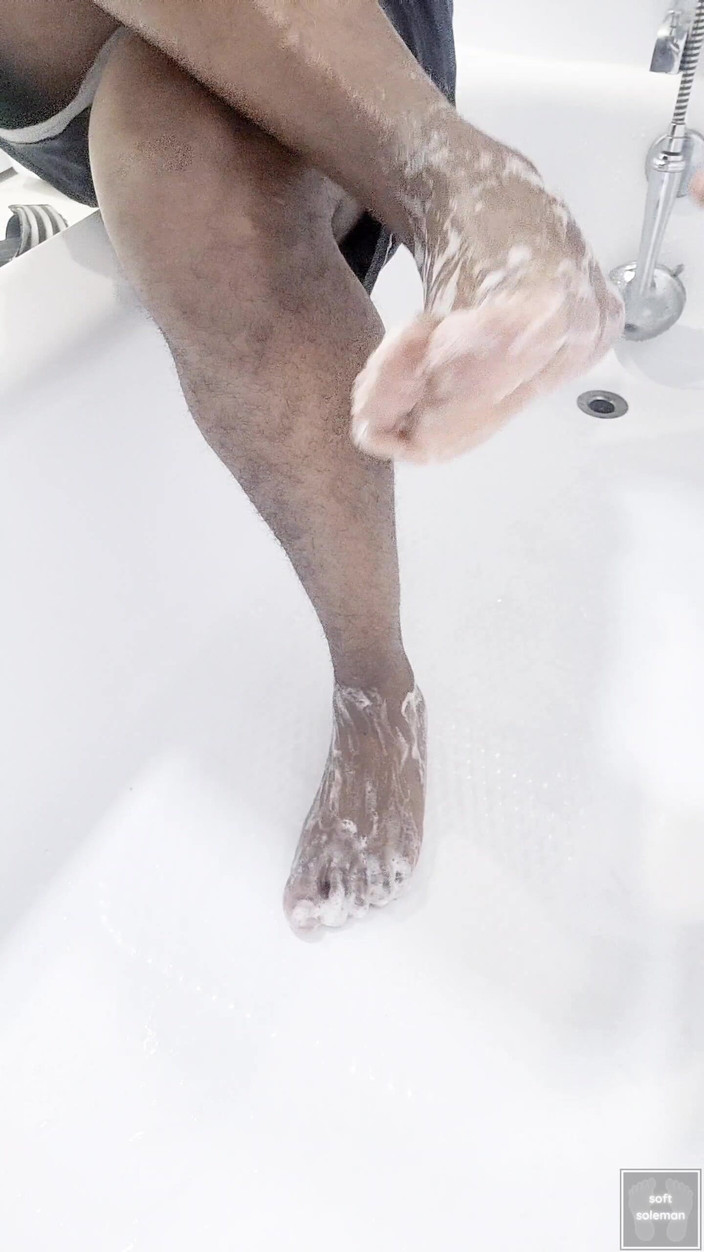 Soft Soleman: Mýdlo moje chodidla se sprchovou pračkou (2025)