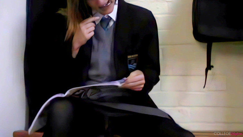 College Uniform: Up Sk!rt yang menampilkan Sophia Smith