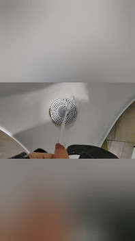 Cậu bé trẻ gầy trắng đi tiểu trộn