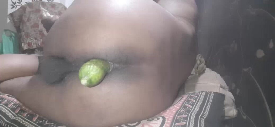 Gay Love: Une desi essaye le concombre pour la joie anale