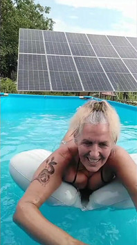 Hete huisvrouw Lukerya ontspant zich