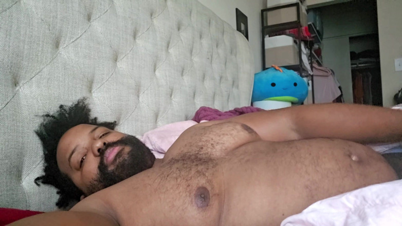 Eddie Venezuela: Un gros étalon barbu caresse son bois du matin