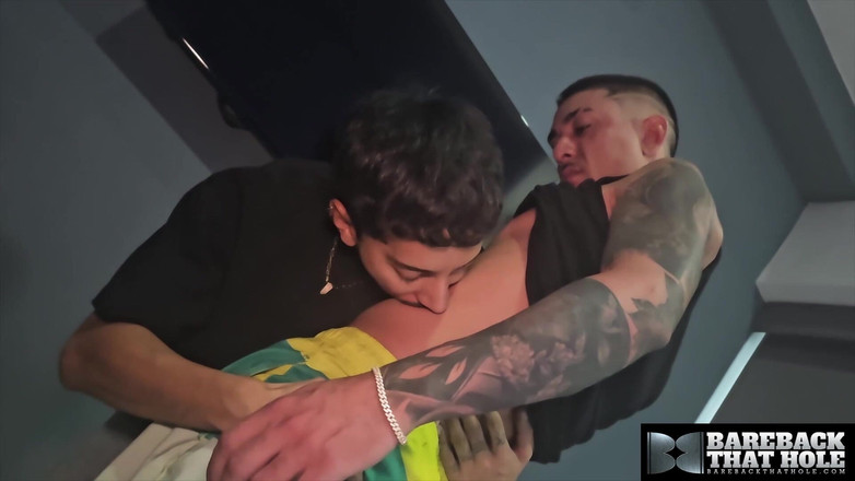 Bareback That Hole: Без презерватива у заглатывает Aaron West и Ambero Chacal занимаются дикой сессией без презерватива