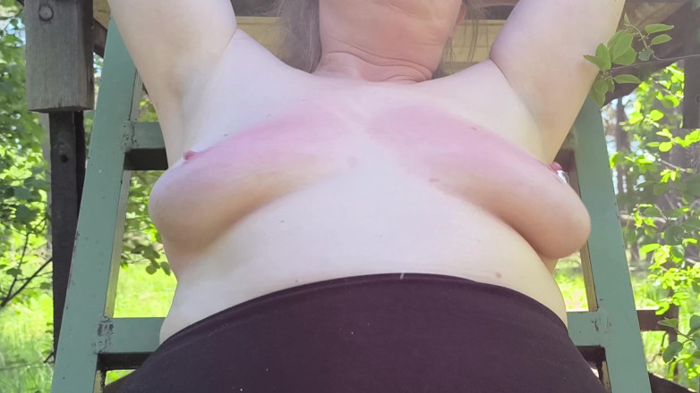 Bouncy Tits Action: Ouvre le chemisier, je veux te battre les seins