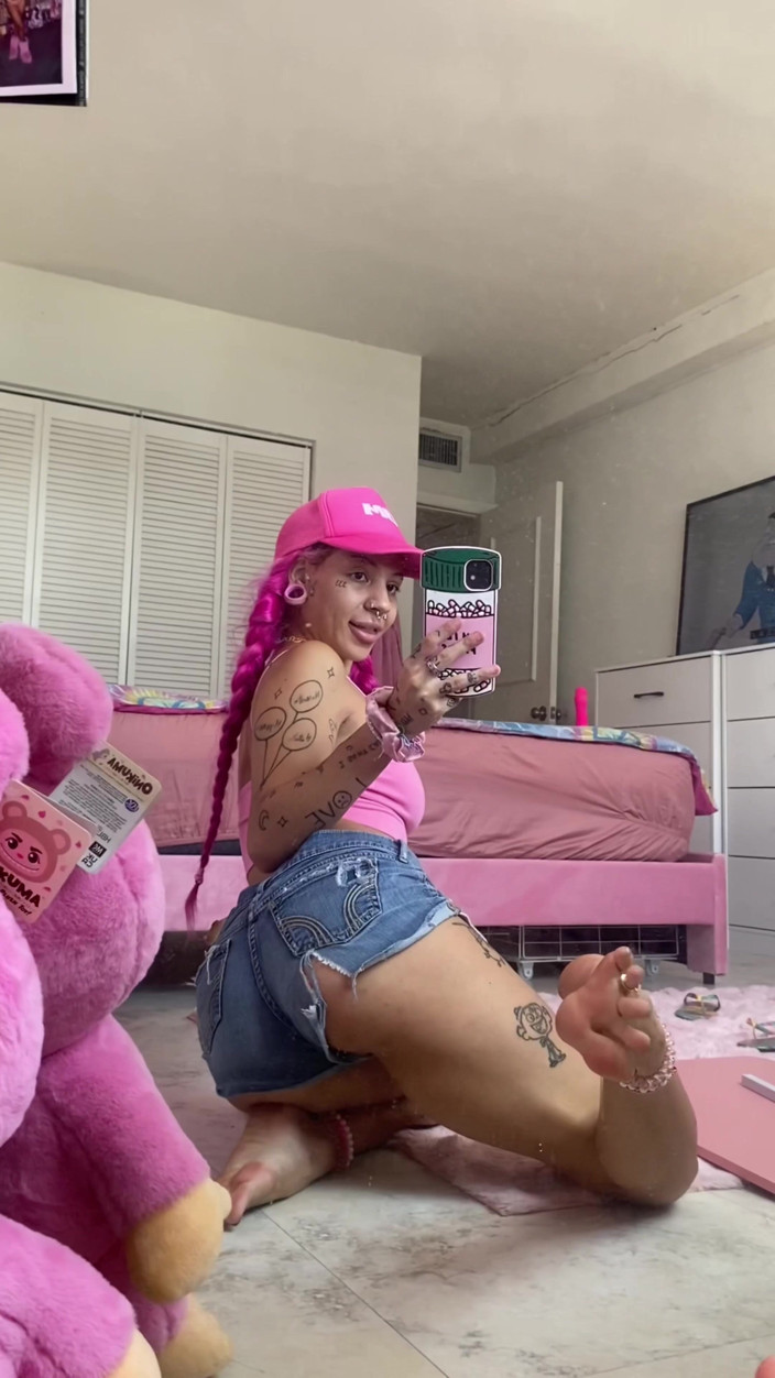 Nali Marie: Teen Flashing Boobs Wrinkled Soles Small Feet Mirror Video Booty...