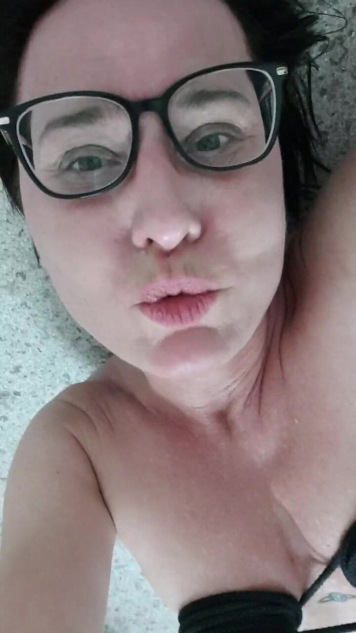 JulieEroticDress: Harter Analvibrator Bringt Julie an Limit