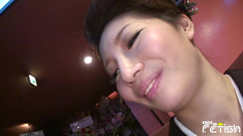 Pure Japanese adult video ( JAV): Milf japonesa cachonda satisface a una chica morena con un...