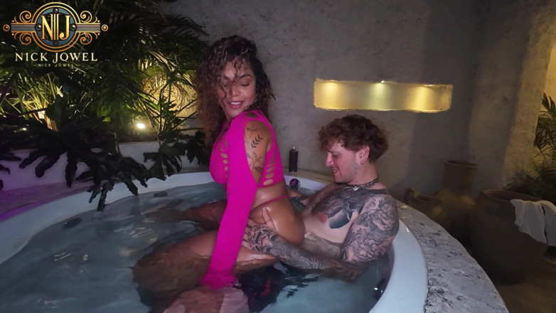 NickJowel: Uma Bunda Latina Monta Meu Pau Enorme - Carlamorelli