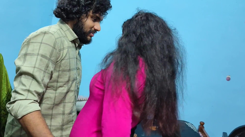 Vaigavarun45: bos ko samjhaane ke lie ophis ke kamre men ledi...