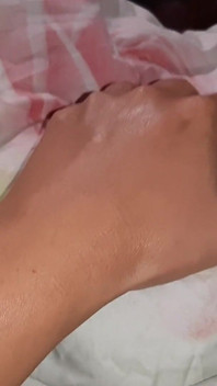 Ho guardato sotto la coperta e c'era la mia vicina che lecca la figa e la mia ragazza guardava e si masturbava, trio a sorpresa